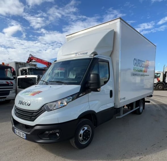 Véhicule utilitaire avec hayon.